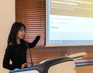 국제저명학술지 게재 논물에 대해 설명하는 한소원 대학원생